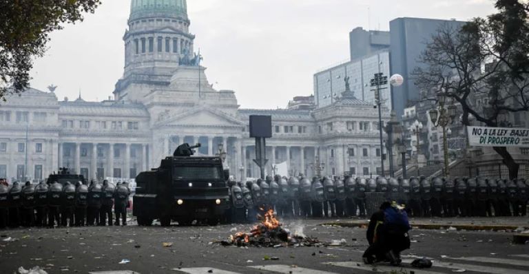 Al menos diez detenidos por los incidentes en las inmediaciones del Congreso