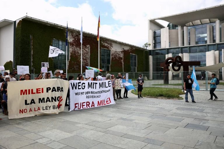 Alemania: “Argentina no se vende”, cientos de manifestantes rechazaron la presencia de Milei en el país