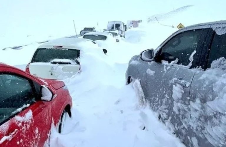 Patagonia: El Ejército se movilizó para rescatar a decenas de personas atrapadas en la nieve en la Ruta 3