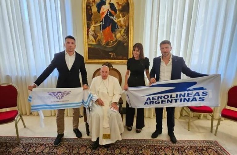 Vaticano: El papa Francisco se fotografió con Aeronavegantes y una bandera de respaldo a Aerolíneas