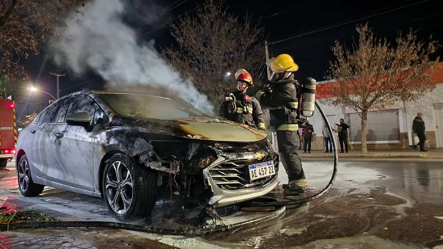 General Pico: Un auto se incendió en calle 9 entre calles 102 y 104