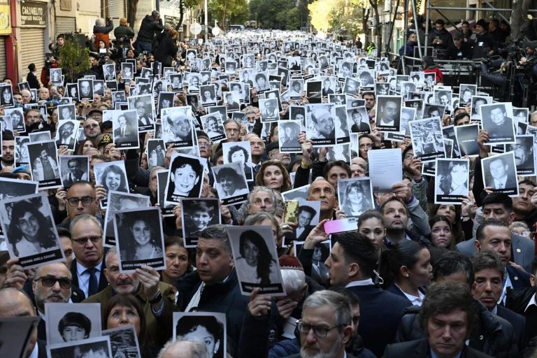 Desapercibido, conmocionado y rodeado de seguridad fue como vivió Milei el acto a 30 años del atentado a la AMIA