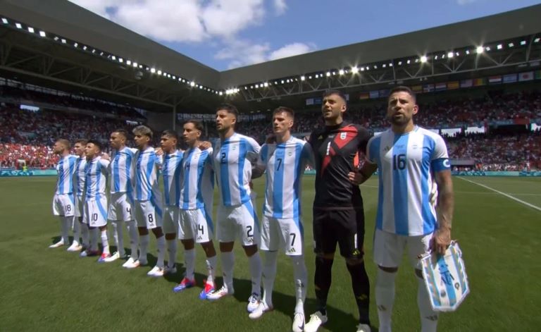 El himno argentino fue silbado por todo el estadio en el debut en los Juegos Olímpicos de París