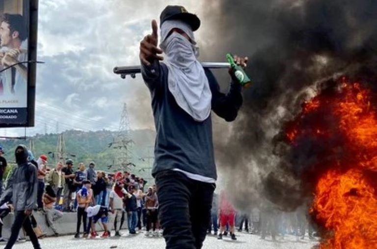 Venezuela: Violentos enfrentamientos entre policías y manifestantes en las calles de Caracas