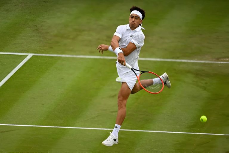 Tenis: Comesaña sigue soñando en Wimbledon, ganó un partidazo y clasificó a tercera ronda