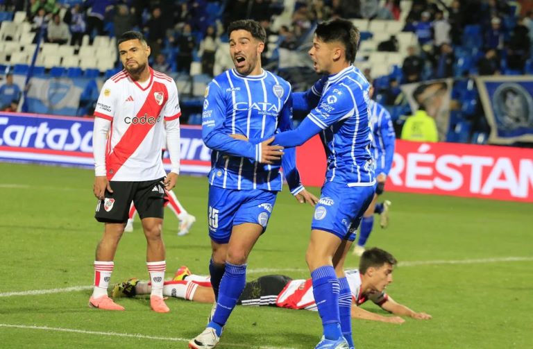 Fútbol: En una ráfaga, Godoy Cruz se lo dio vuelta a River que cayó en Mendoza