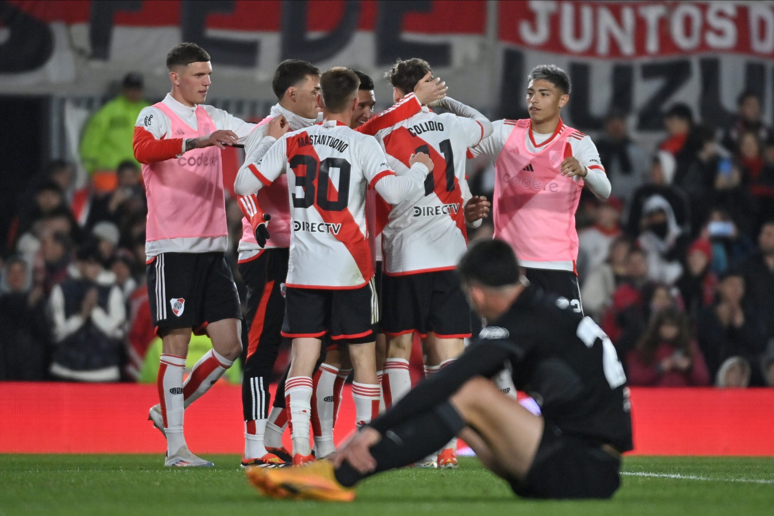 Fútbol: River venció a Olimpia en el Monumental