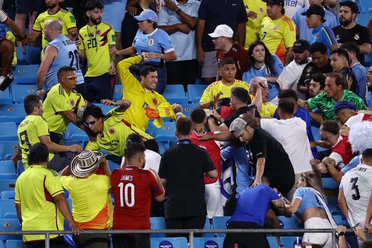 Fútbol: jugadores uruguayos a las piñas con hinchas colombianos luego de la semifinal de Copa América