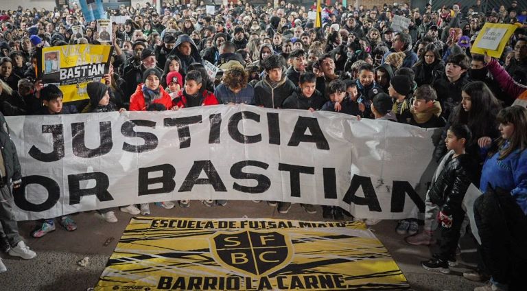 Buenos Aires: Multitudinaria marcha por Bastian, el nene de 10 años que murió tras quedar en medio de un tiroteo