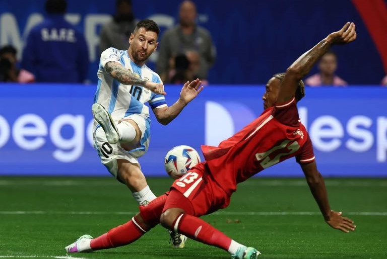 Fútbol: Conmebol designó el árbitro para la semifinal entre Argentina y Canadá