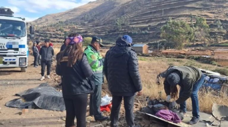 Perú: Se desbarrancó un micro que llevaba una orquesta folklórica y murieron nueve personas