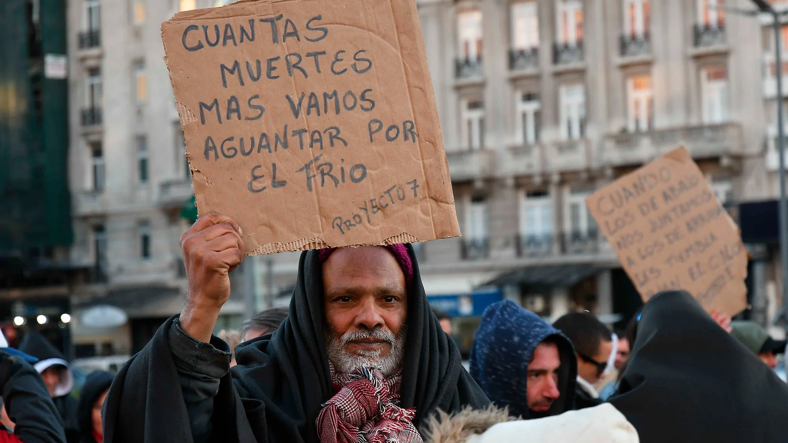 Con un “frazadazo” reclamaron que se declare la emergencia para las personas en situación de calle