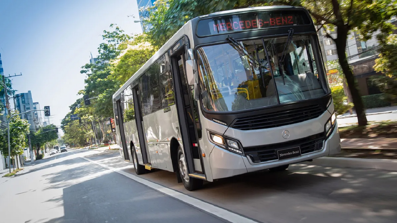 Mercedes-Benz y Banco Galicia firmaron un acuerdo para impulsar la financiación de buses