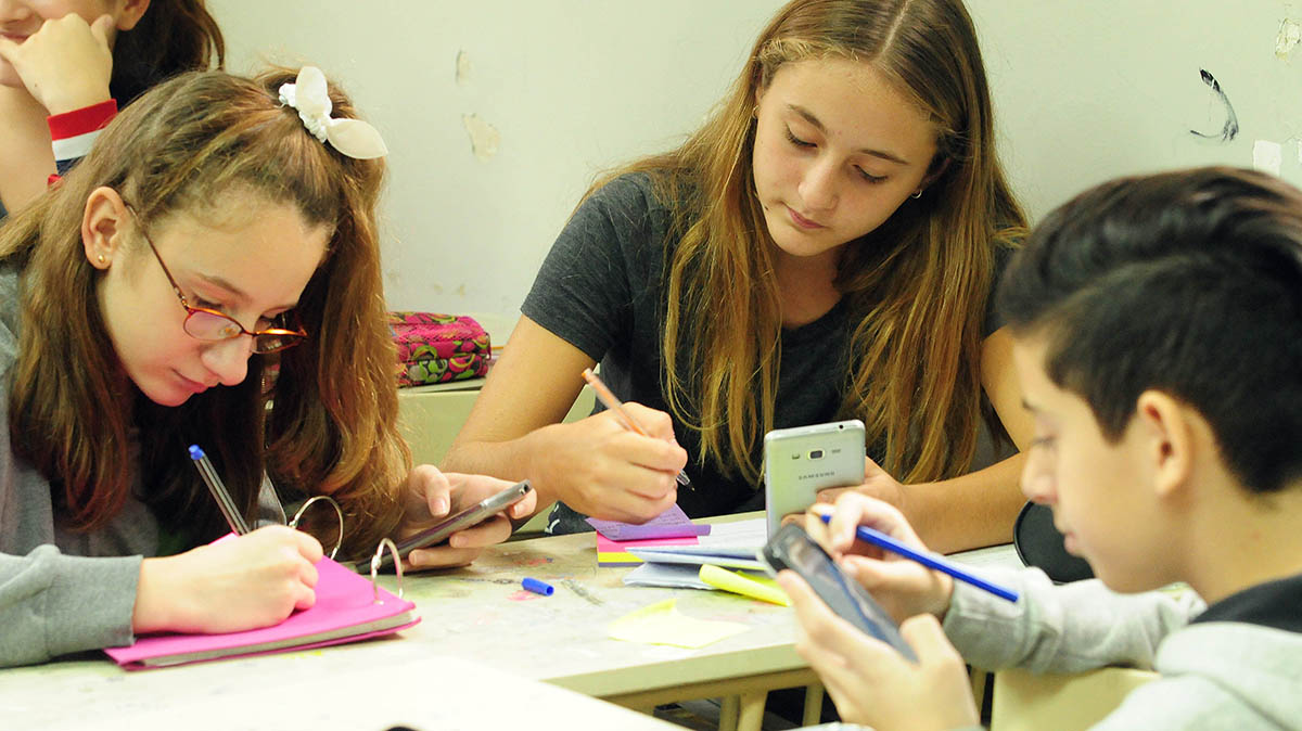 8 de cada 10 jóvenes quieren seguir estudiando tras la secundaria, pero solo la mitad lo hace