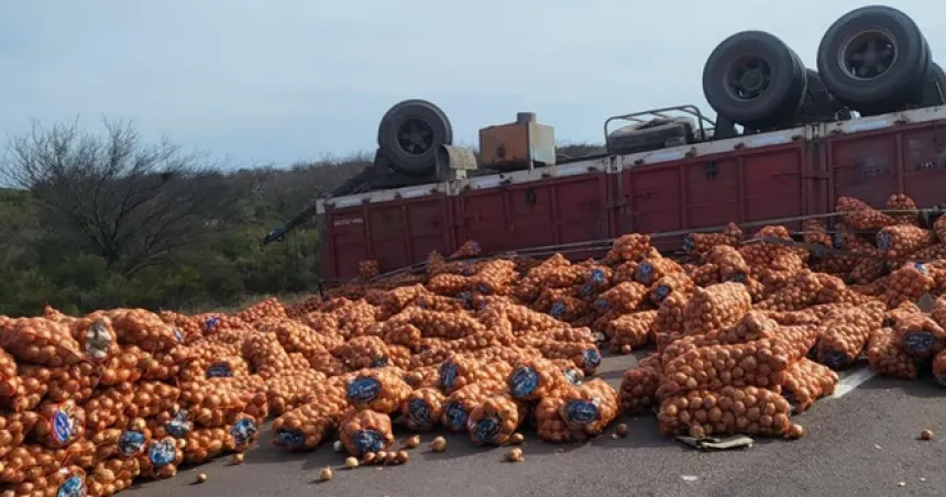 Un camión con cebollas volcó en la ruta Nº154