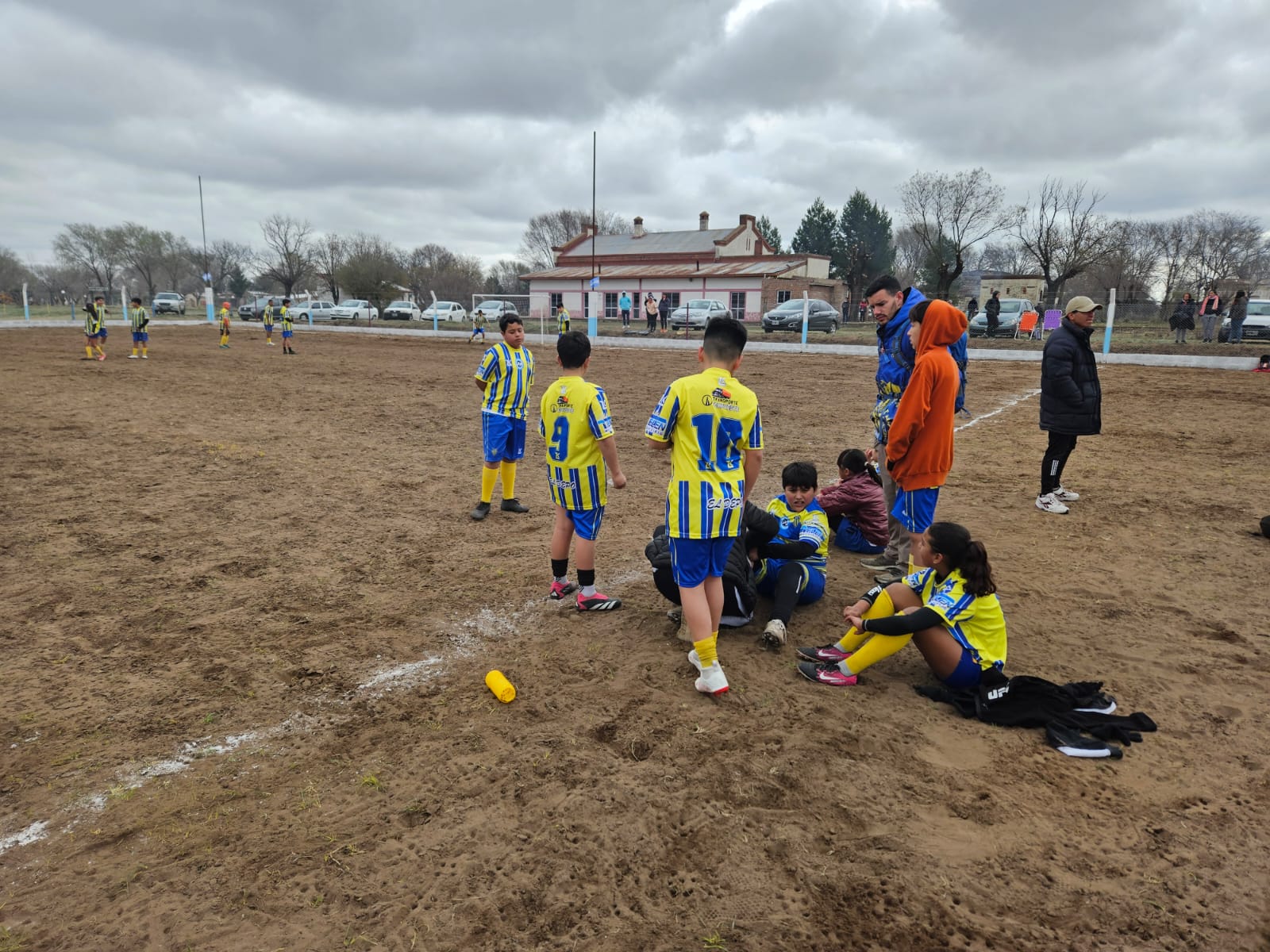 Loventuel estrenó moderno polideportivo con encuentro de comunidades