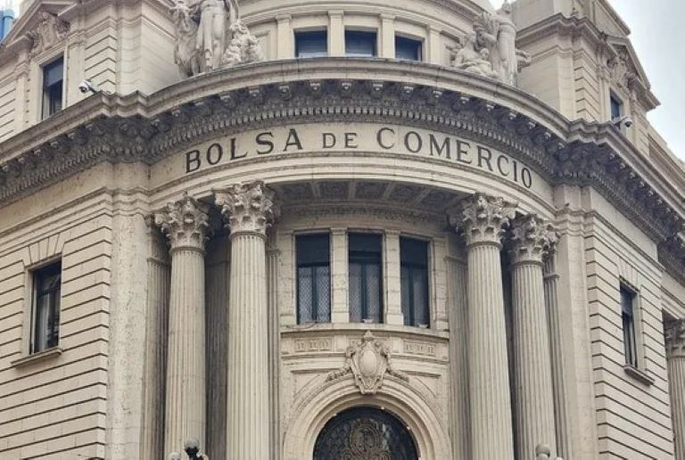 Rosario: Amenaza de bomba en la Bolsa de Comercio antes de la llegada de Milei