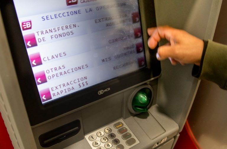 El Banco Central aumentó los montos máximos para extraer plata por cajeros automáticos