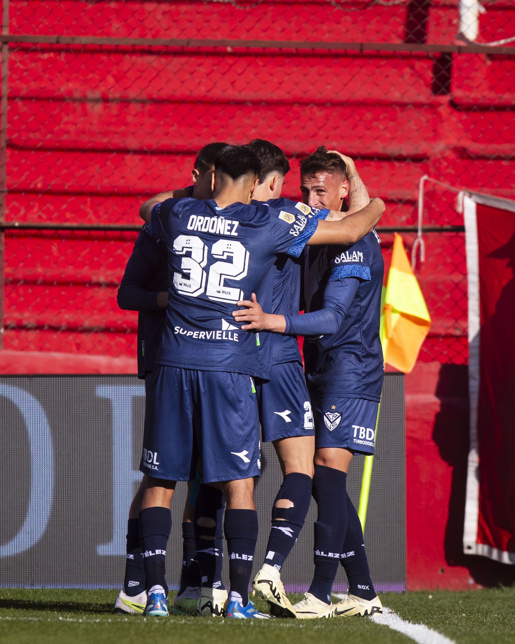 Fútbol: Vélez goleó a Barracas Central y es puntero de la Liga Profesional de Fútbol