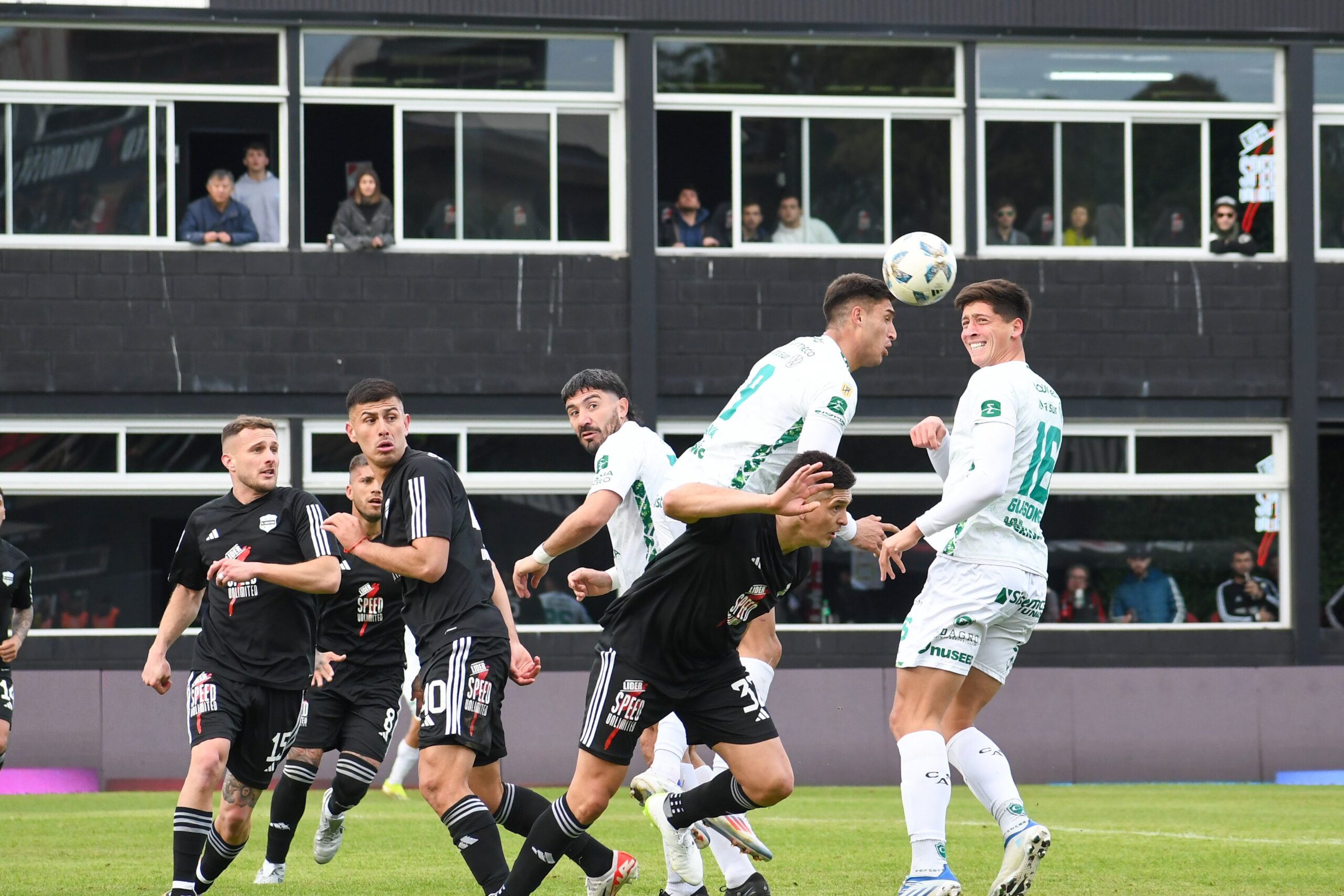 Fútbol: Riestra venció a Sarmiento y defendió una jugada con 12 jugadores en cancha