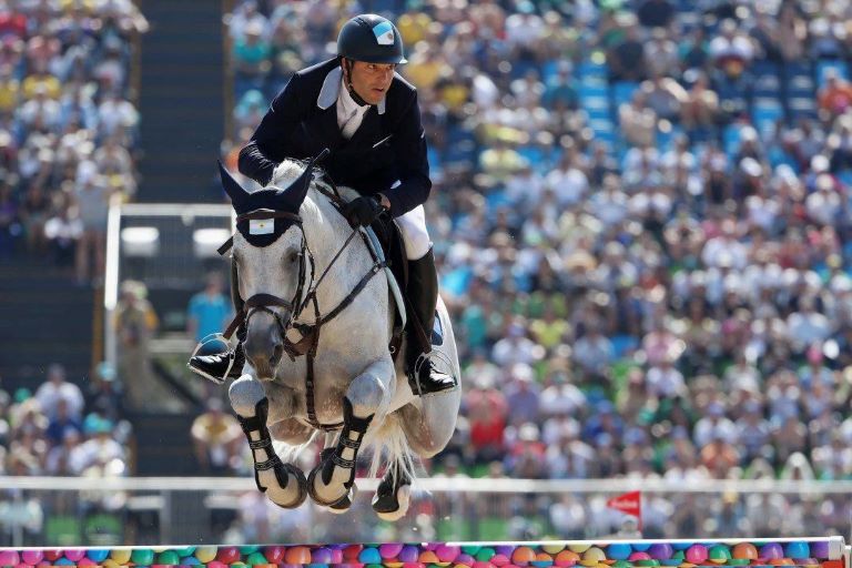 Juegos Olímpicos: José María Larocca y Finn Lente clasificaron a la final en Equitación