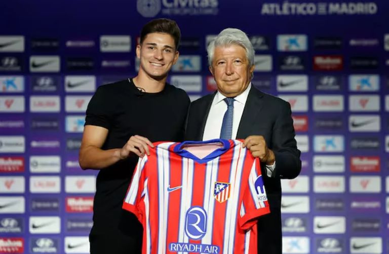 Fútbol: “No me siento un superhéroe por haber conseguido el mundial”, dijo Julián Álvarez al ser presentado en el Atlético de Madrid