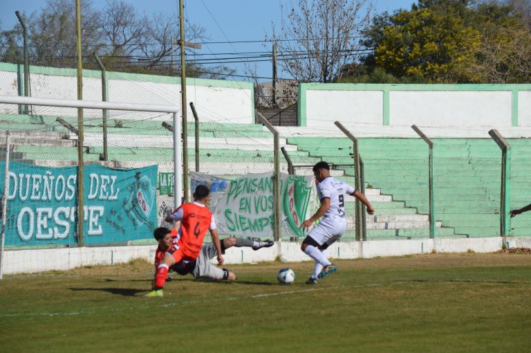 Fútbol: Ferro de Pico no le pudo ganar a San Martín que jugó casi todo un tiempo con dos jugadores menos