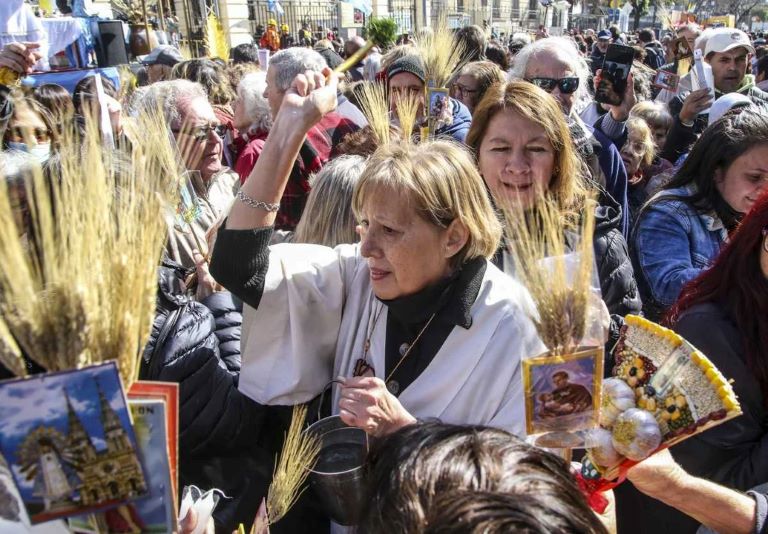 Buenos Aires: Una multitud pide pan, salud y trabajo en San Cayetano