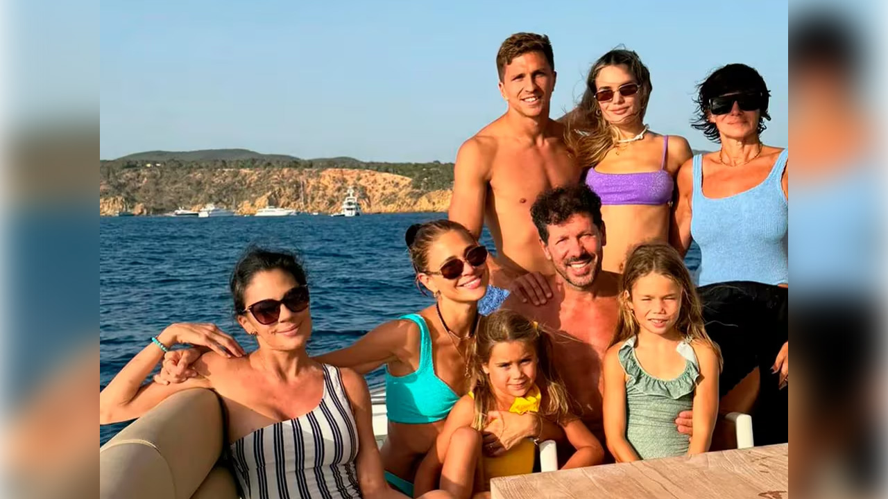 Eva Bargiela y Gianluca Simeone pasearon por Ibiza con la familia del jugador: “Vitamina de mar”