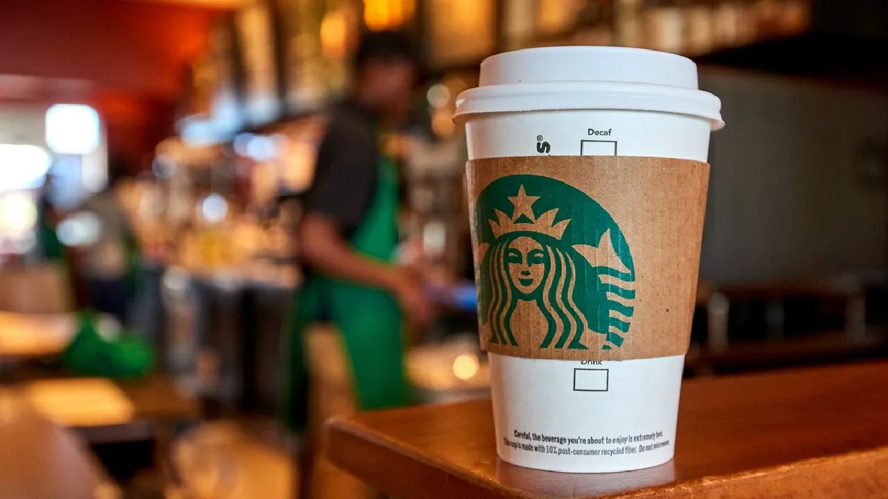 Starbucks dio un volantazo y cambió a su CEO: quién es y el porqué de la decisión