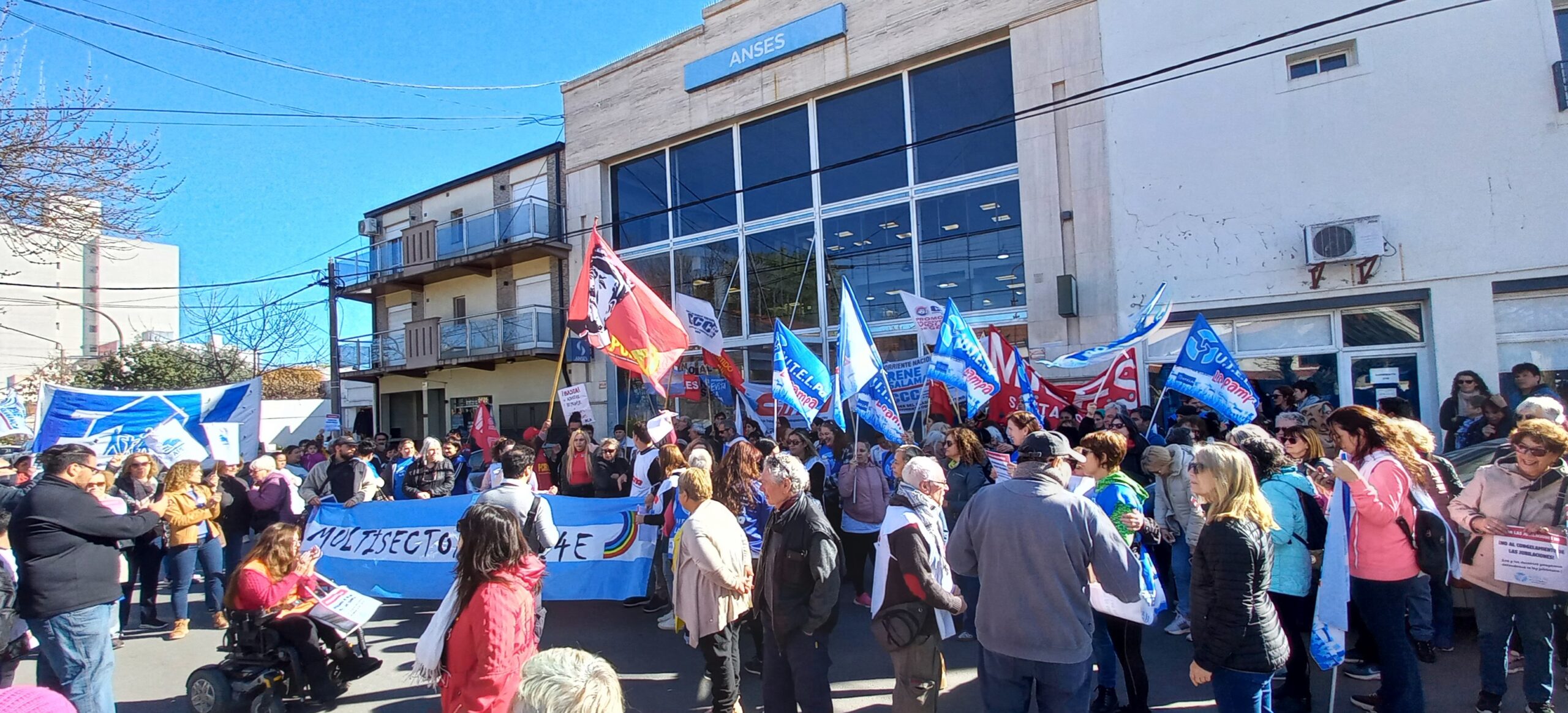 Santa Rosa: Movilización de organizaciones sociales y gremiales contra el veto presidencial por la movilidad jubilatoria