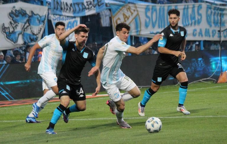 Fútbol: Racing perdió frente a Atlético Tucumán por la Liga Profesional y se alejó de Vélez