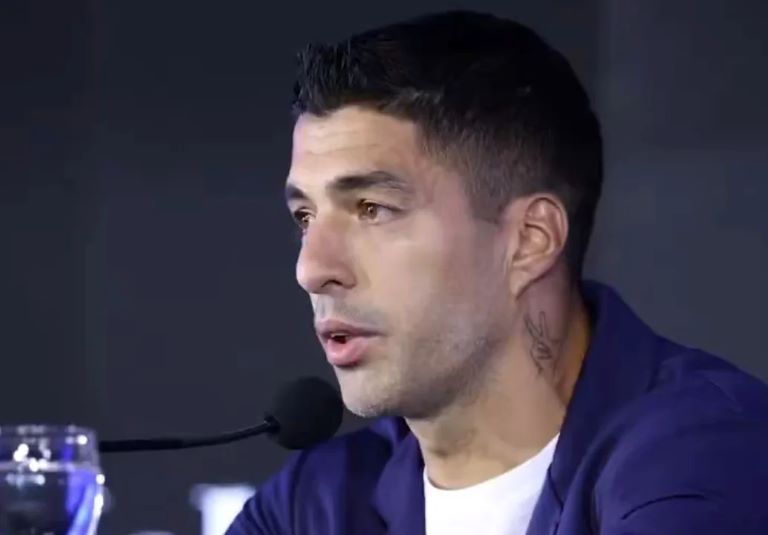 Fútbol: “Es el momento”, a pura emoción, Luis Suárez anunció su retiro de la Selección de Uruguay