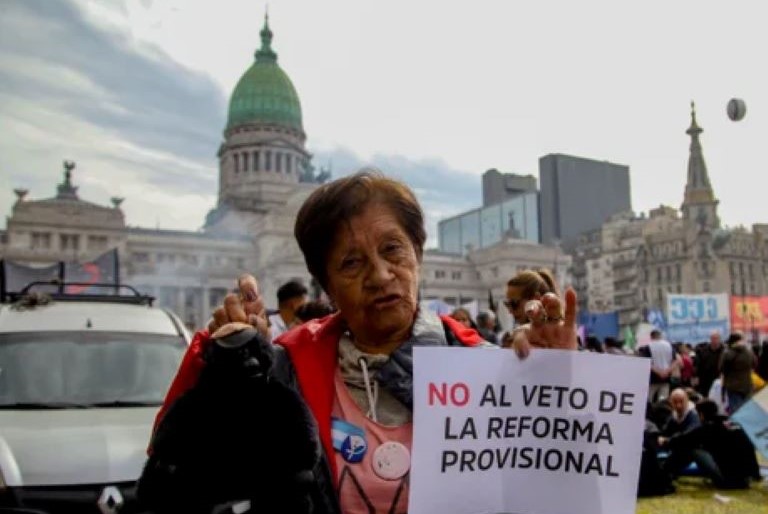 Tensión e incidentes frente al Congreso tras la confirmación del veto de Milei a la ley de movilidad jubilatoria