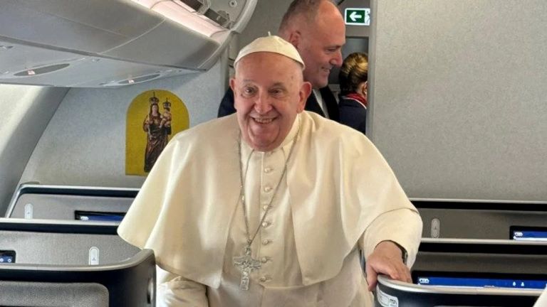 Vaticano: El Papa inició el viaje más largo de su pontificado rumbo a Asia y Oceanía