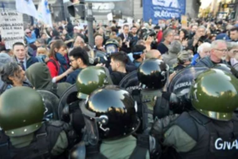 CABA: Reprimieron a los jubilados frente al Congreso durante una protesta contra el veto