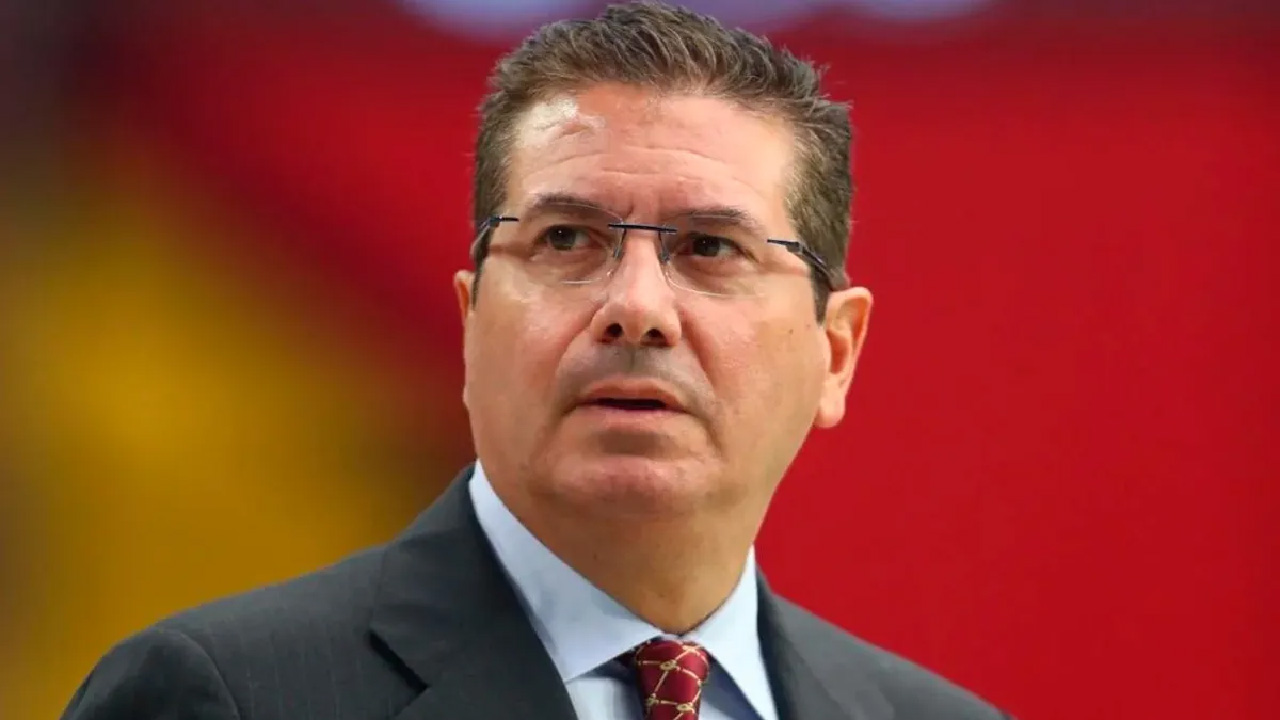 Quién es Daniel Snyder, el multimillonario que deberá pagar una multa de 60 millones de dólares por hostigar sexualmente a una empleada