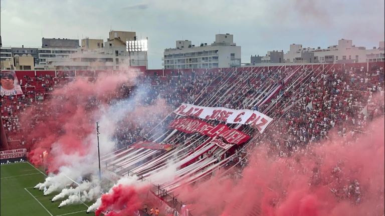 CABA: La barra brava de Huracán tomó un club con armas de fuego y se robó la recaudación