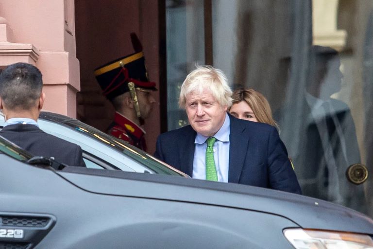 Milei recibió en Casa Rosada a Boris Johnson, quien le obsequió su nuevo libro