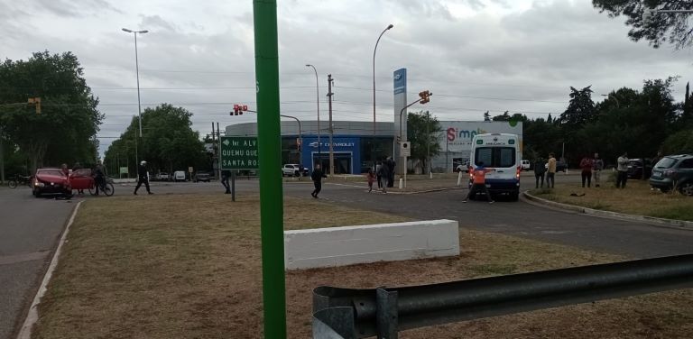 General Pico: Fuerte colisión entre dos autos en la esquina de la Terminal de Ómnibus