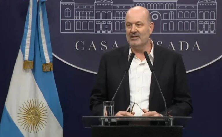 Sturzenegger celebró la baja de los precios en los alimentos importados: “¡Gracias motosierra!”