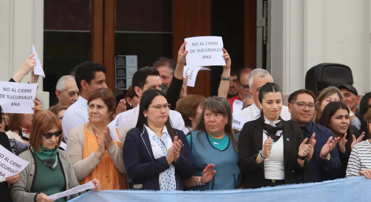 En Victorica se manifestaron para rechazar el cierre de la sucursal del Banco Nación