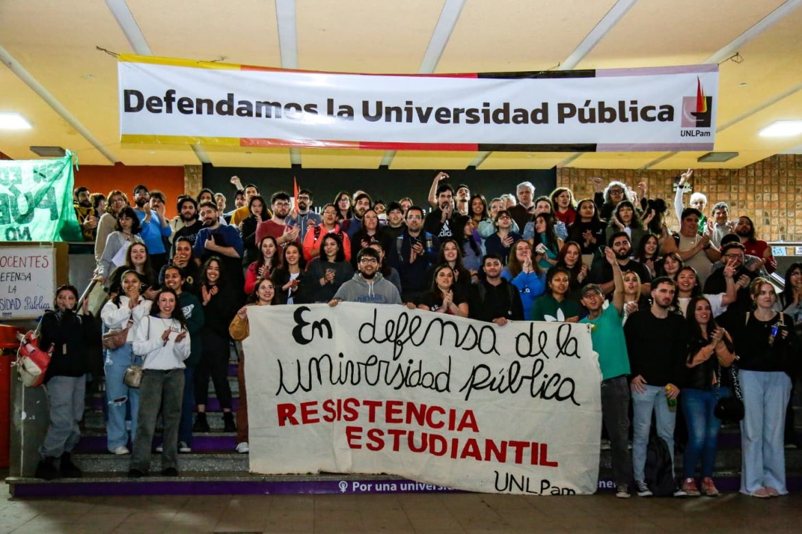 Vigilia en la UNLPam a la espera de la votación de la Ley de Financiamiento Universitario