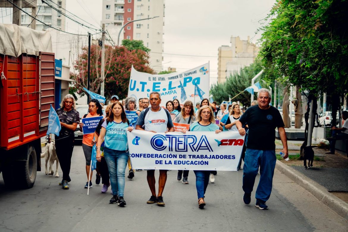 Paro docente de 24 horas por aumentos y mejoras salariales