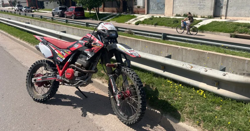 Chocó el cordón, perdió el control y cayó al desagüe de la Avenida Circunvalación