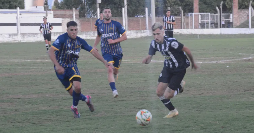 Fútbol: Atlético Santa Rosa goleó a All Boys y da pelea por la clasificación en el Regional Federal