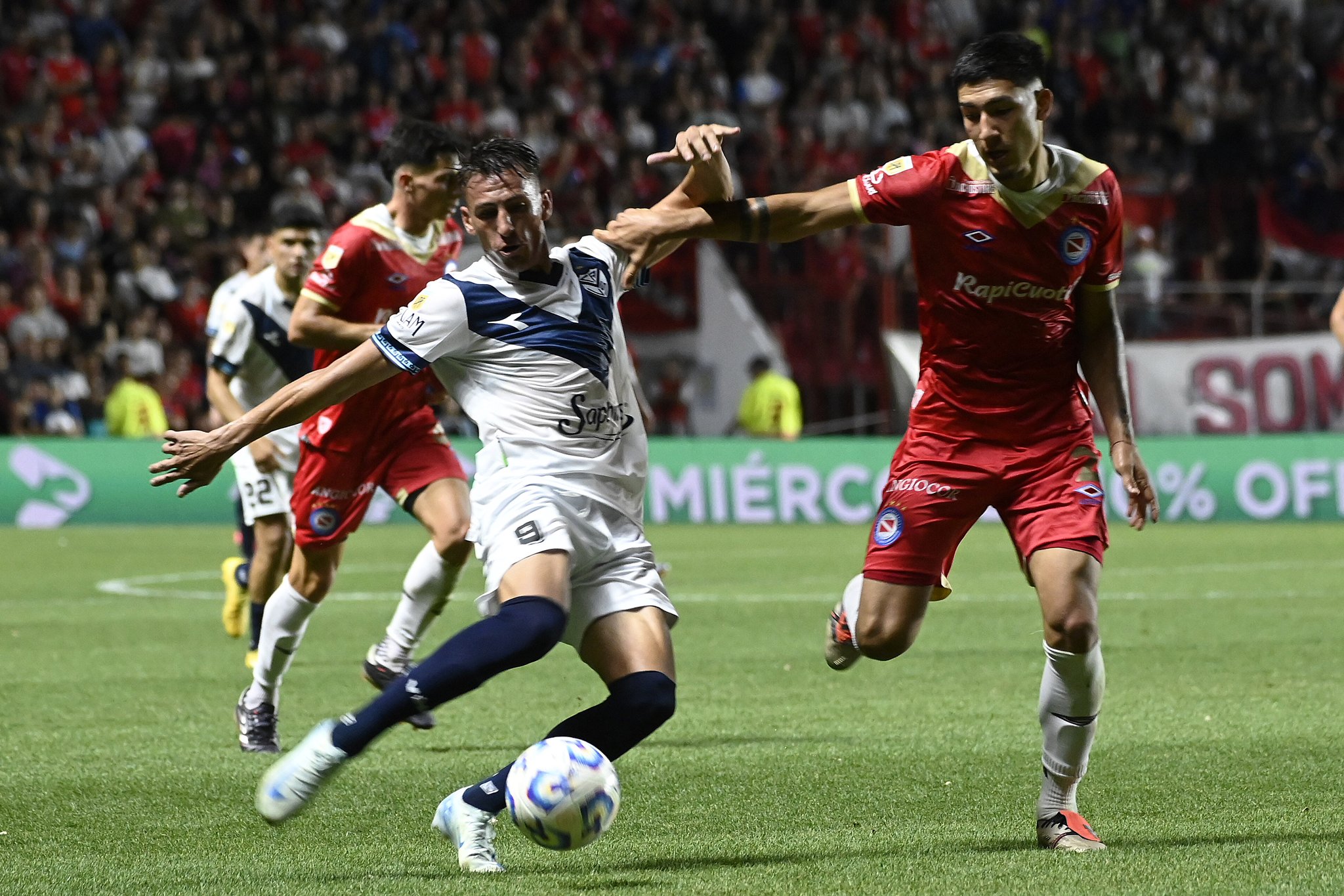 Fútbol: Vélez igualó con Argentinos en un final infartarte y sigue en lo más alto del campeonato