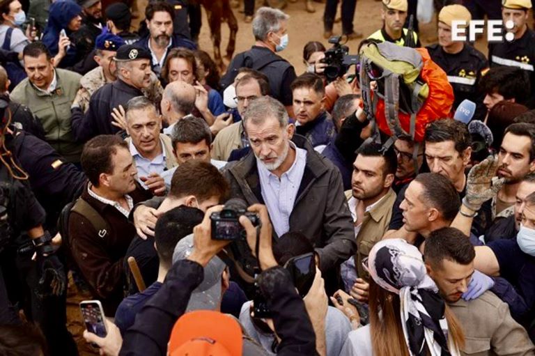 España: Habitantes de Paiporta le tiraron barro a los reyes y al presidente Sánchez, tras la furia de la DANA