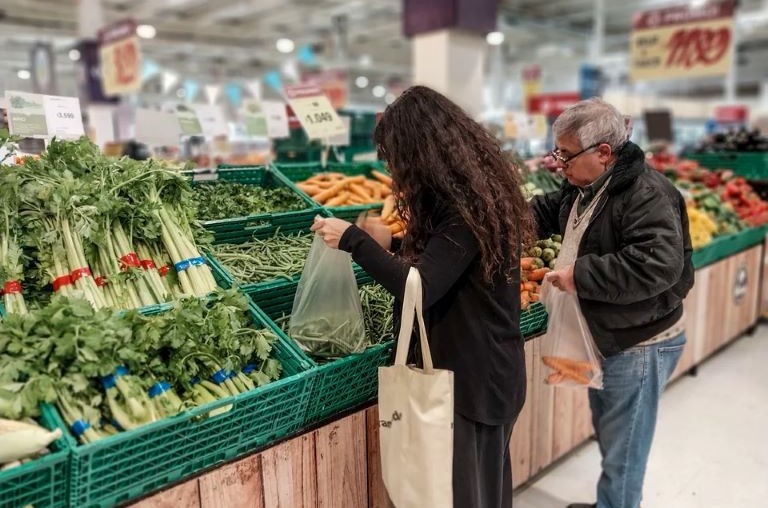 Caputo profundizó la desregulación del comercio al derogar 43 normas de control de precios, abastecimiento y trámites