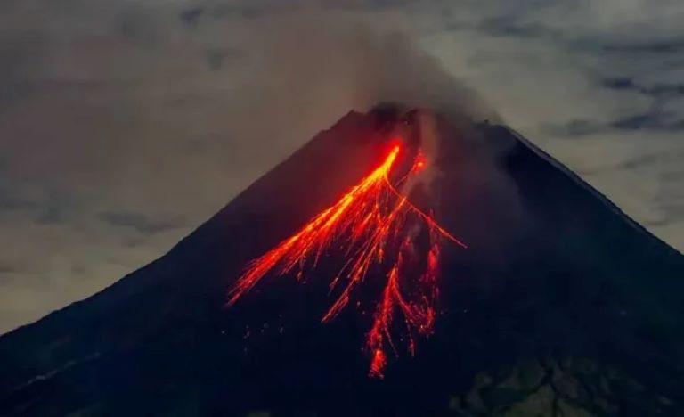 Indonesia: La erupción de volcán Lewotobi deja al menos nueve muertos